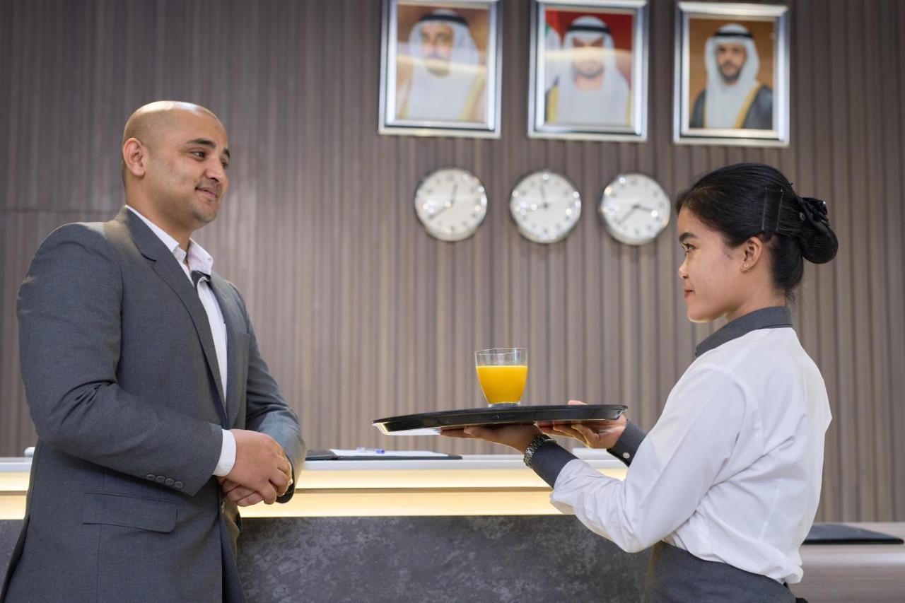 Hotel Holiday International Sharjah Esterno foto