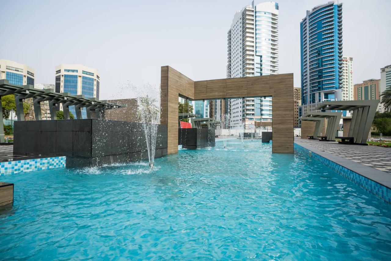 Hotel Holiday International Sharjah Esterno foto